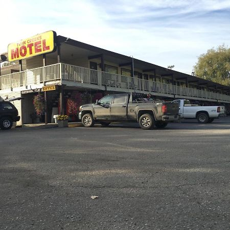 Twin Creeks Motel Lumby Eksteriør bilde