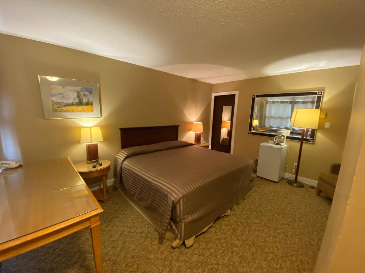 Twin Creeks Motel Lumby Eksteriør bilde