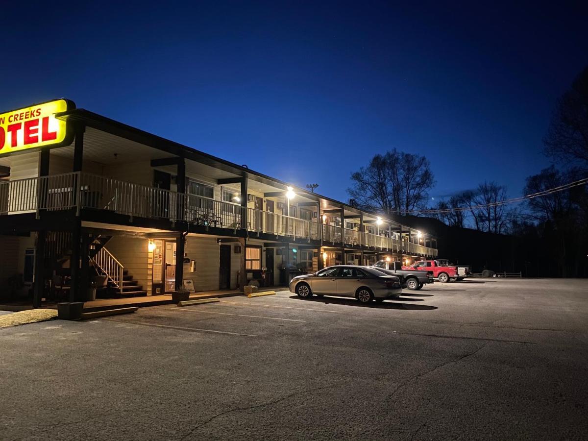 Twin Creeks Motel Lumby Eksteriør bilde